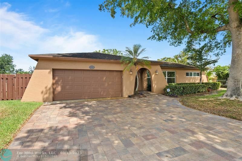 Property Photo: 8759 SW 51st Pl FL 33328