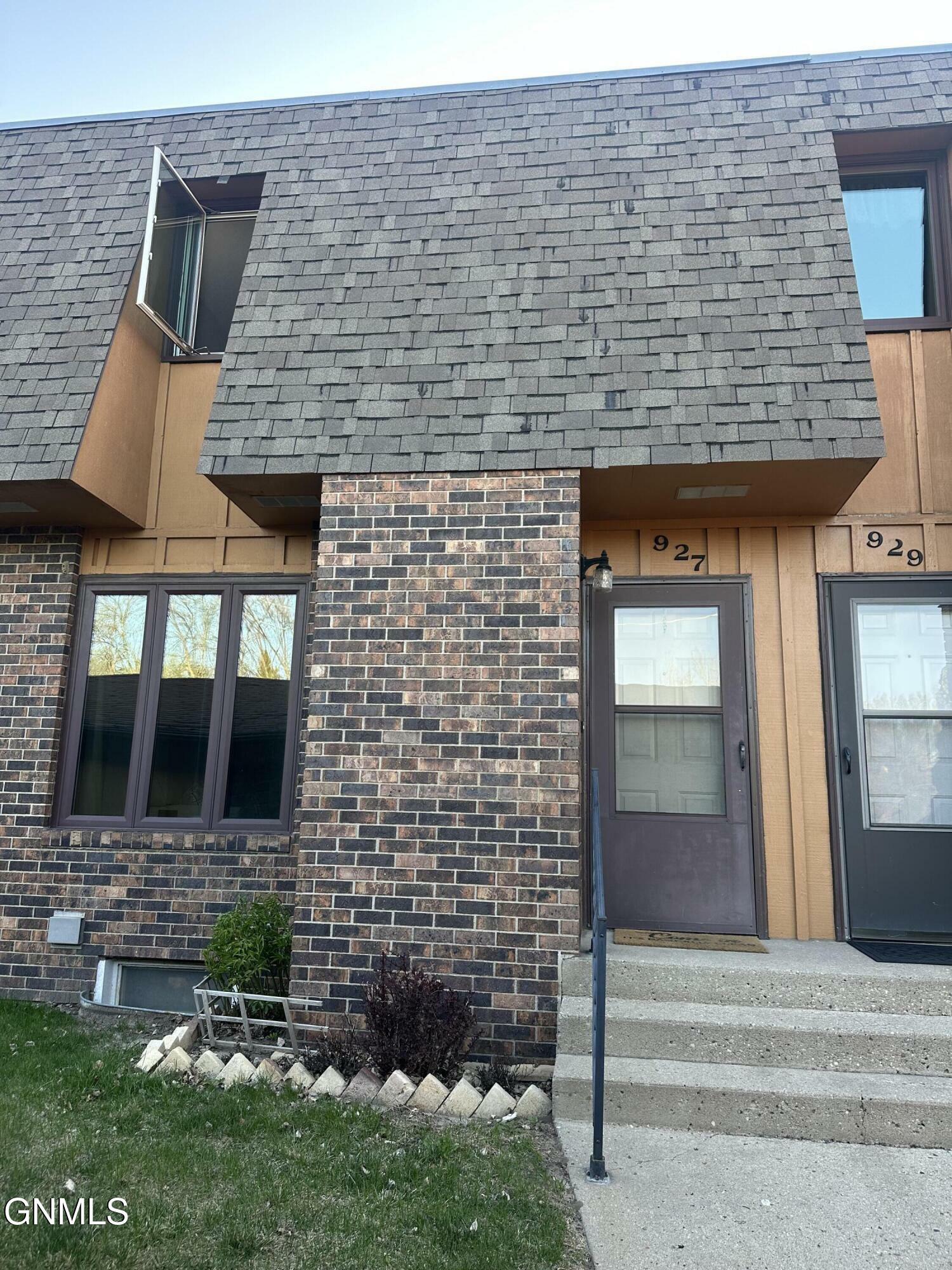 927 8th Avenue NE  Jamestown ND 58401 photo