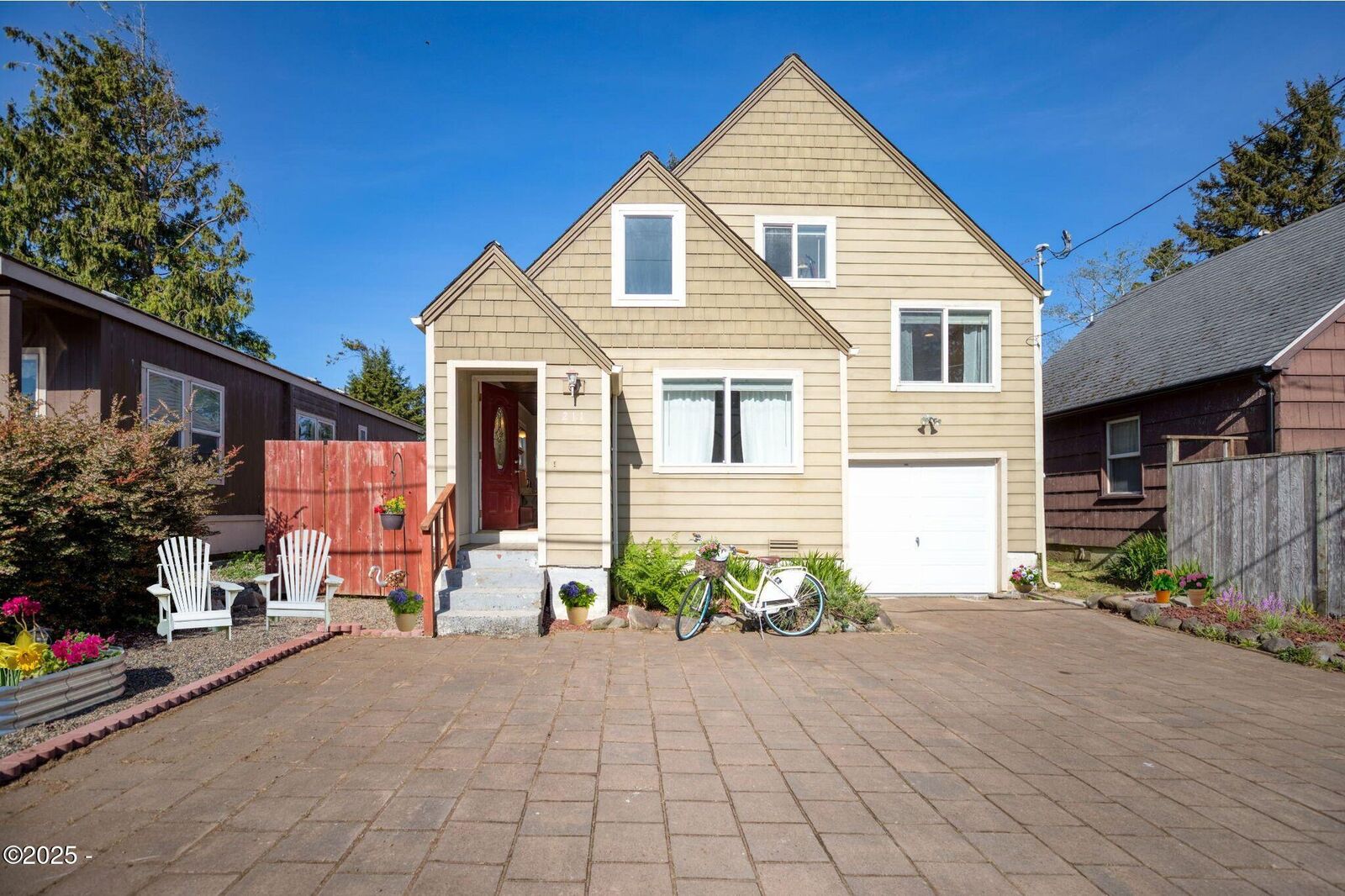 Property Photo:  211 SE Oar Avenue  OR 97367 