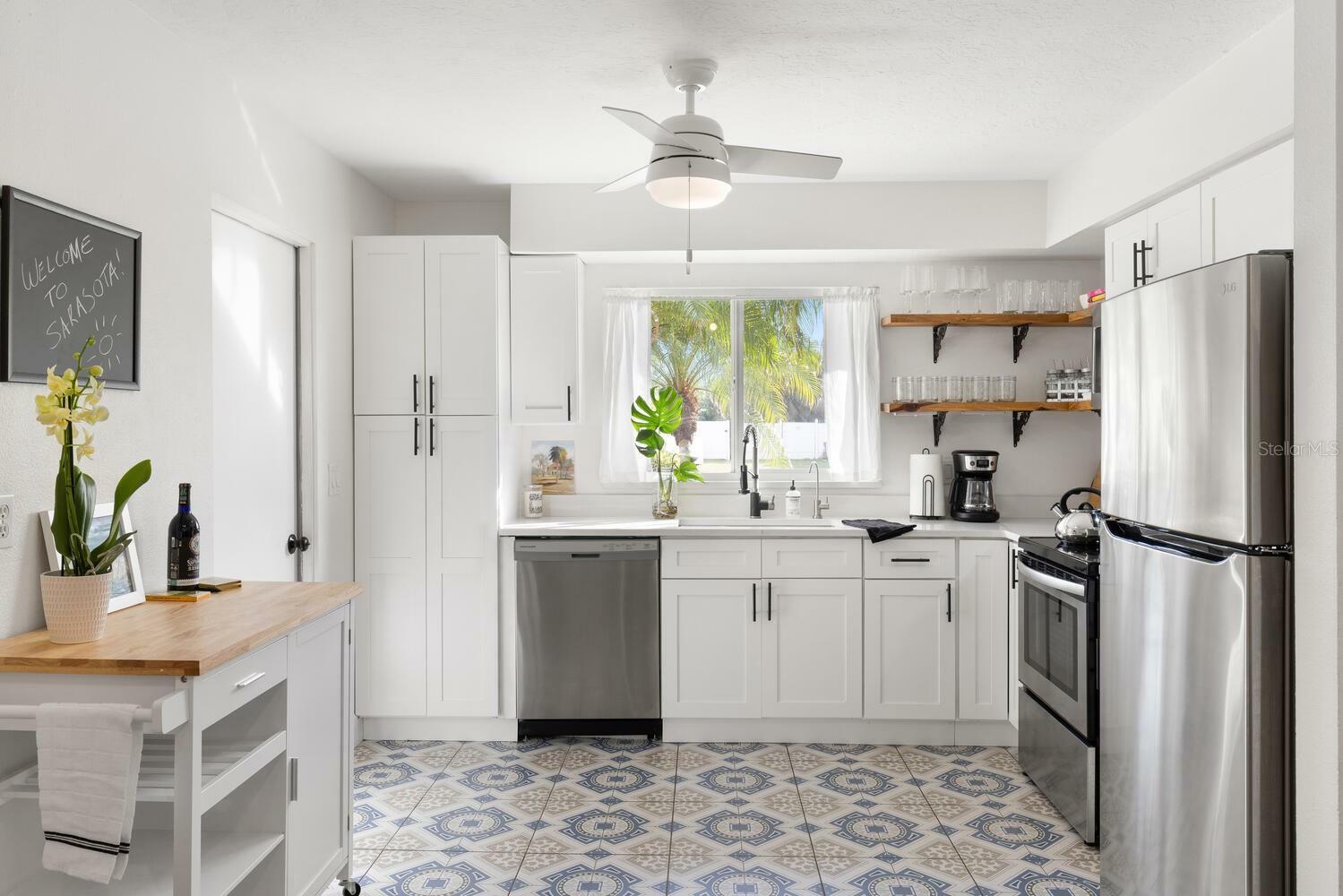 Property Photo:  6442 Colonial Drive  FL 34231 