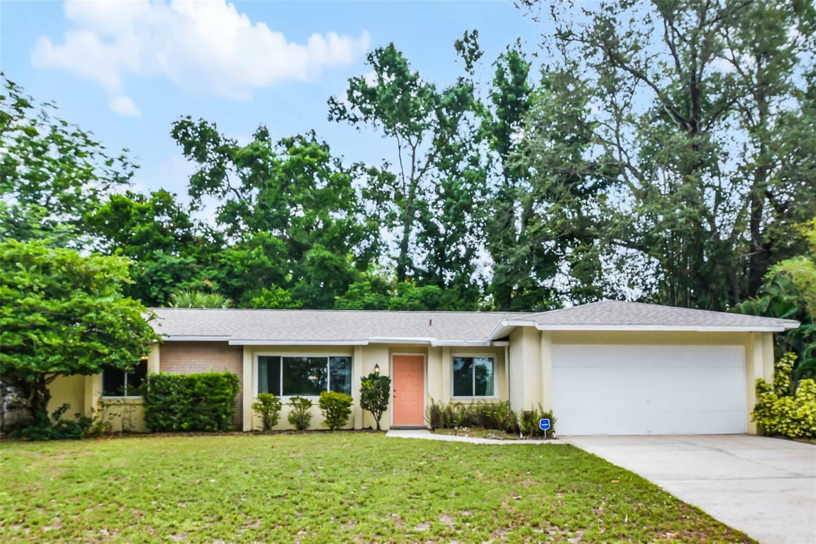 Property Photo: 327 Ketch Court FL 32835