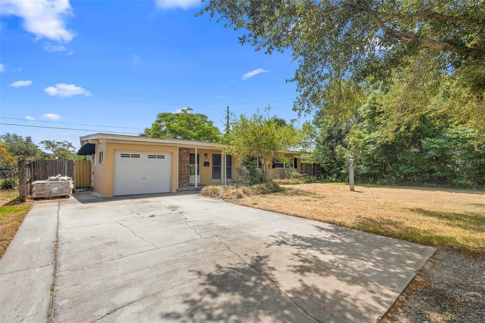 Property Photo: 2327 Mulbry Drive FL 32789