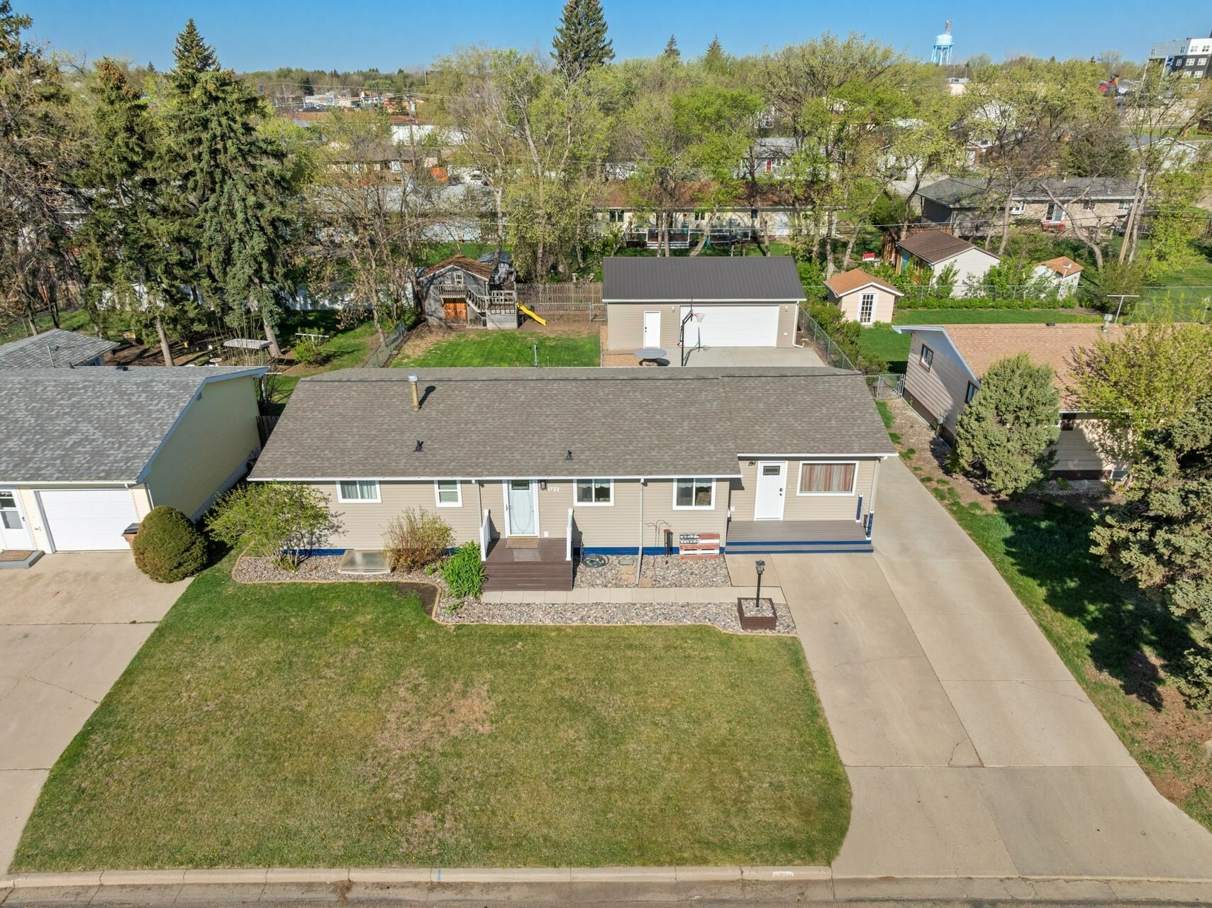 Property Photo: 1722 1st St SE ND 58701
