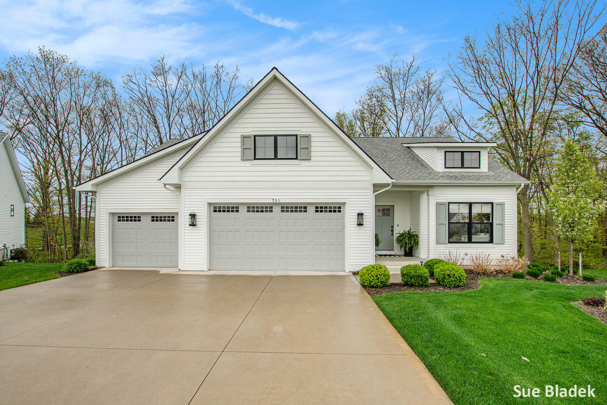 Property Photo: 731 Stonebriar Circle MI 49418