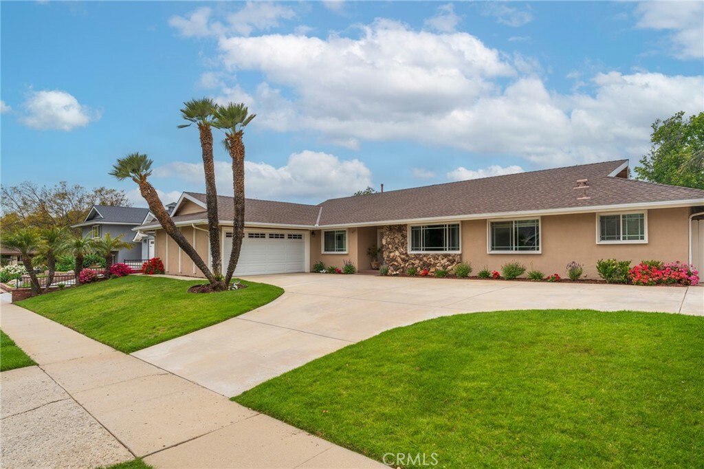 Property Photo:  637 Anson Street  CA 93065 