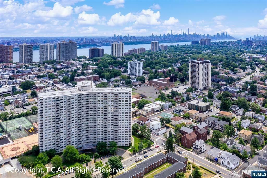 Property Photo:  2000 Linwood Avenue 2T  NJ 07024 