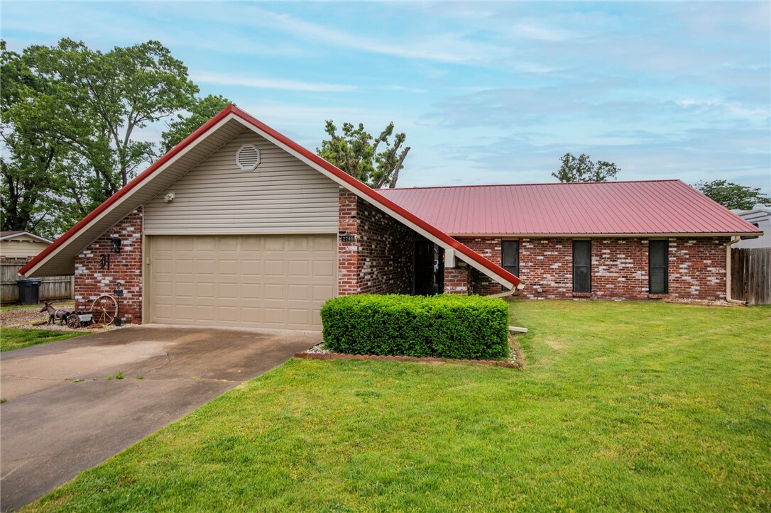 Property Photo: 2746 W White Oak Drive AR 72758