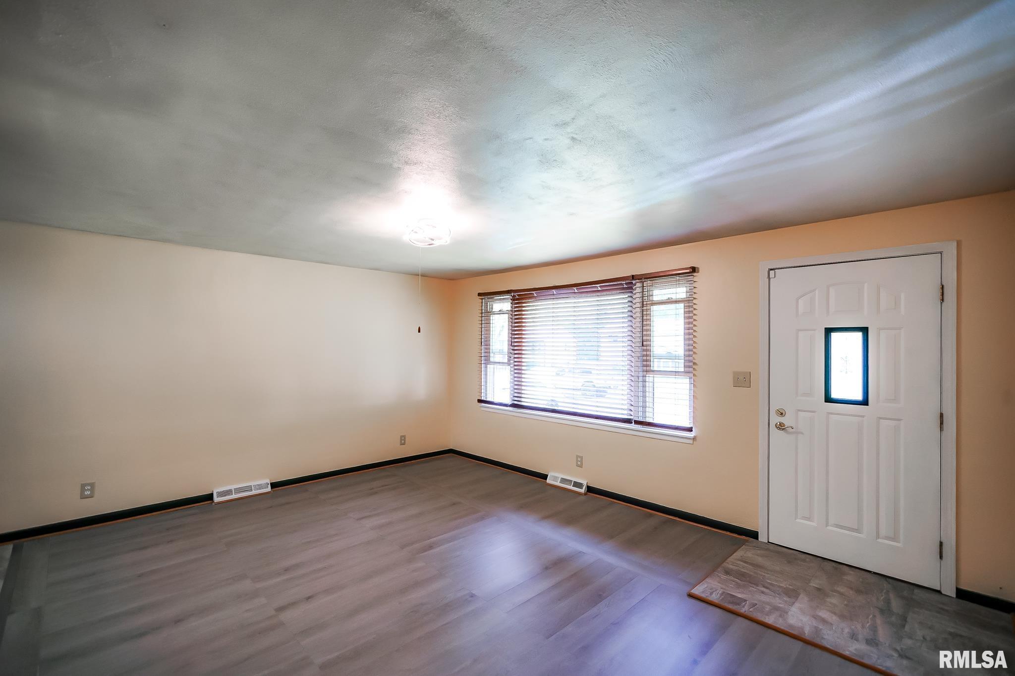 Property Photo: 2910 W Scenic Drive IL 61615