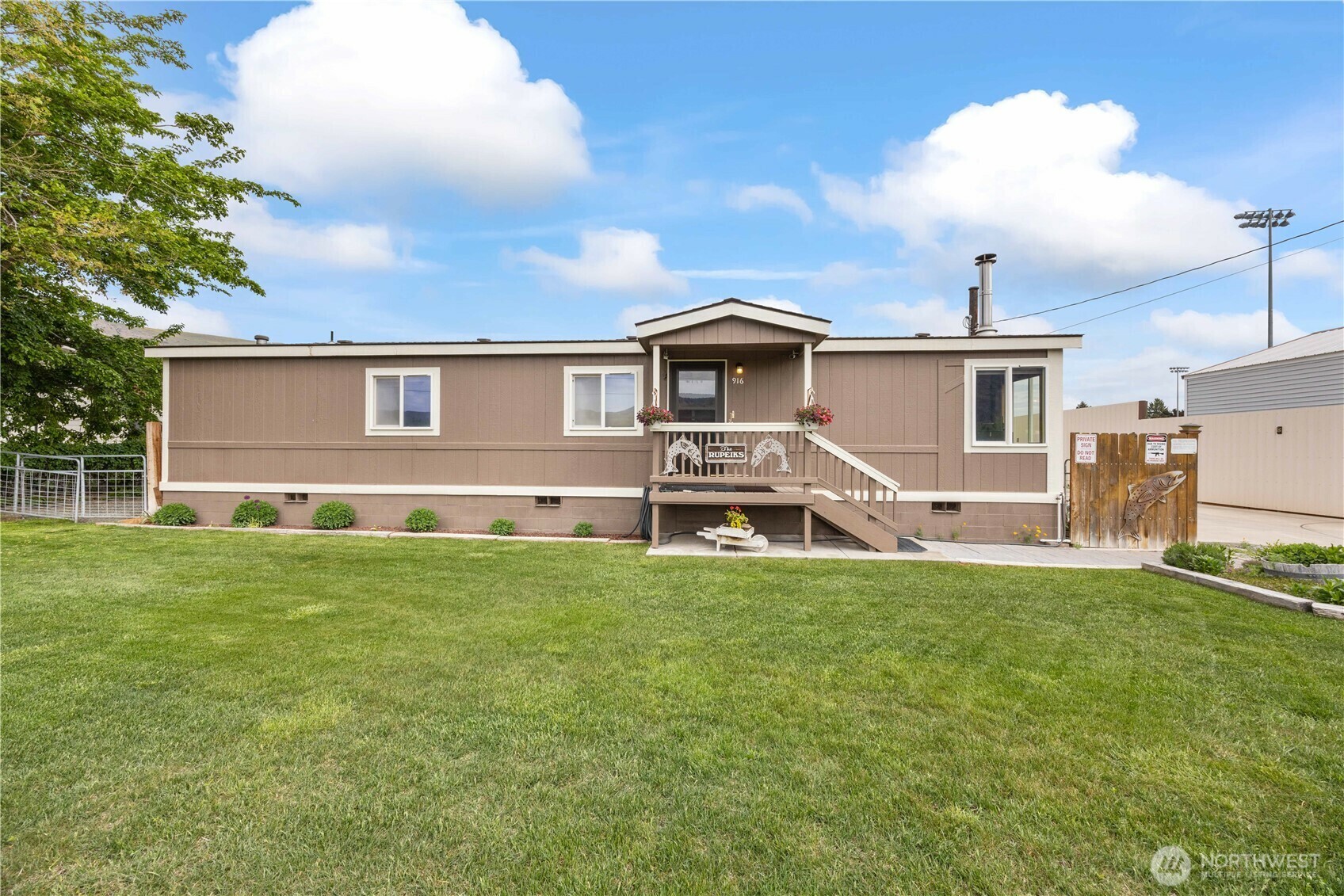 Property Photo: 916 Sunset Drive WA 98812