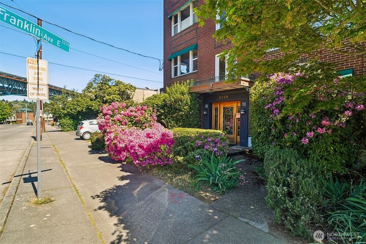 Property Photo:  3226  Fuhrman Avenue E 201  WA 98102 