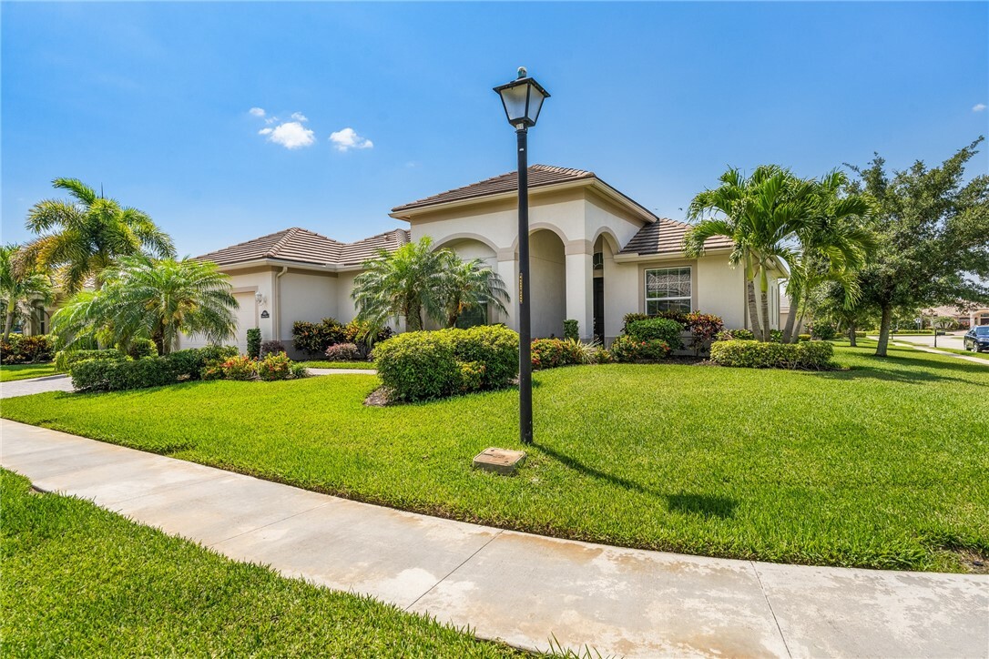 Property Photo: 6104 Graysen Square FL 32962