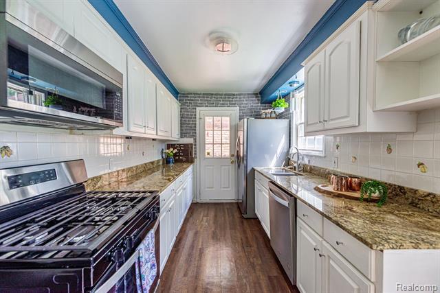Property Photo: 6861 N Clunbury Road MI 48322