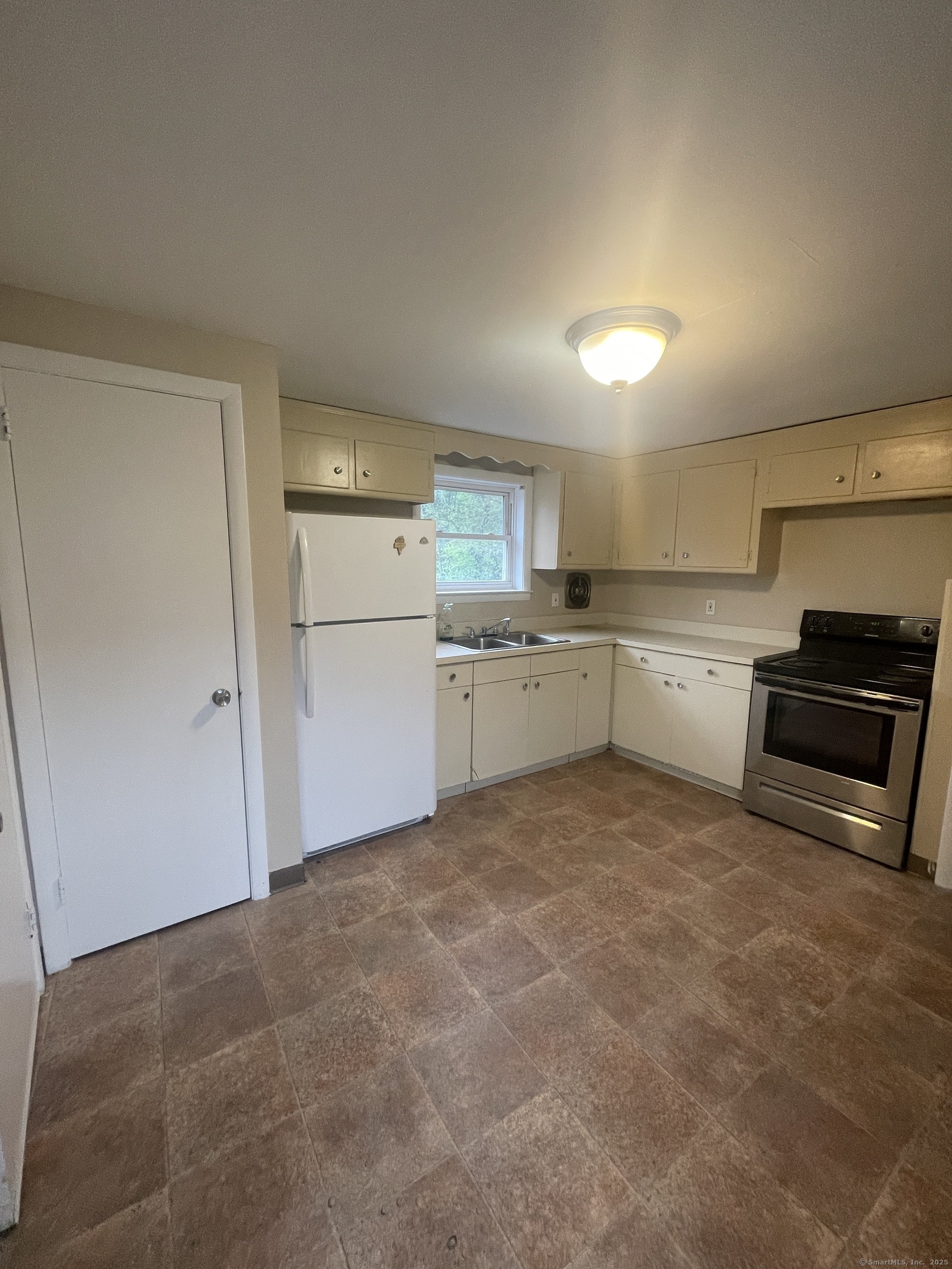 Property Photo: 21-27 Hartford Avenue 7 CT 06111