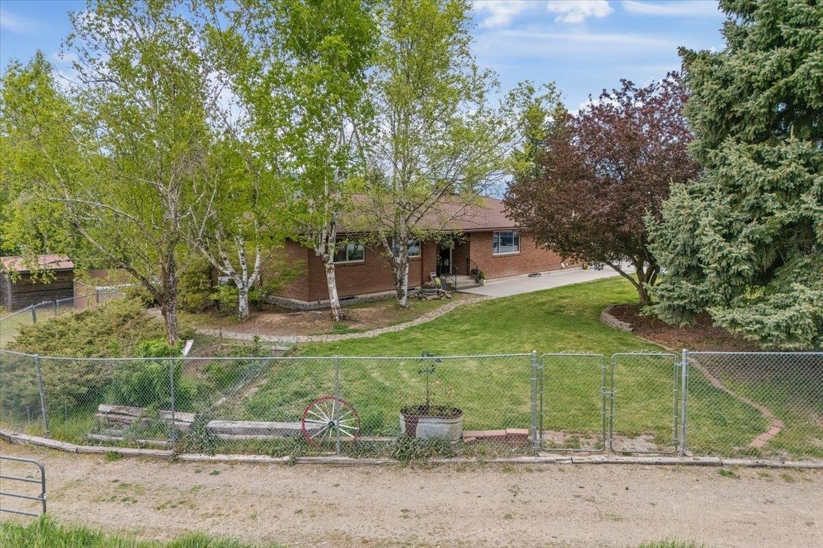 Property Photo: 9305 N Harvard Rd WA 99025