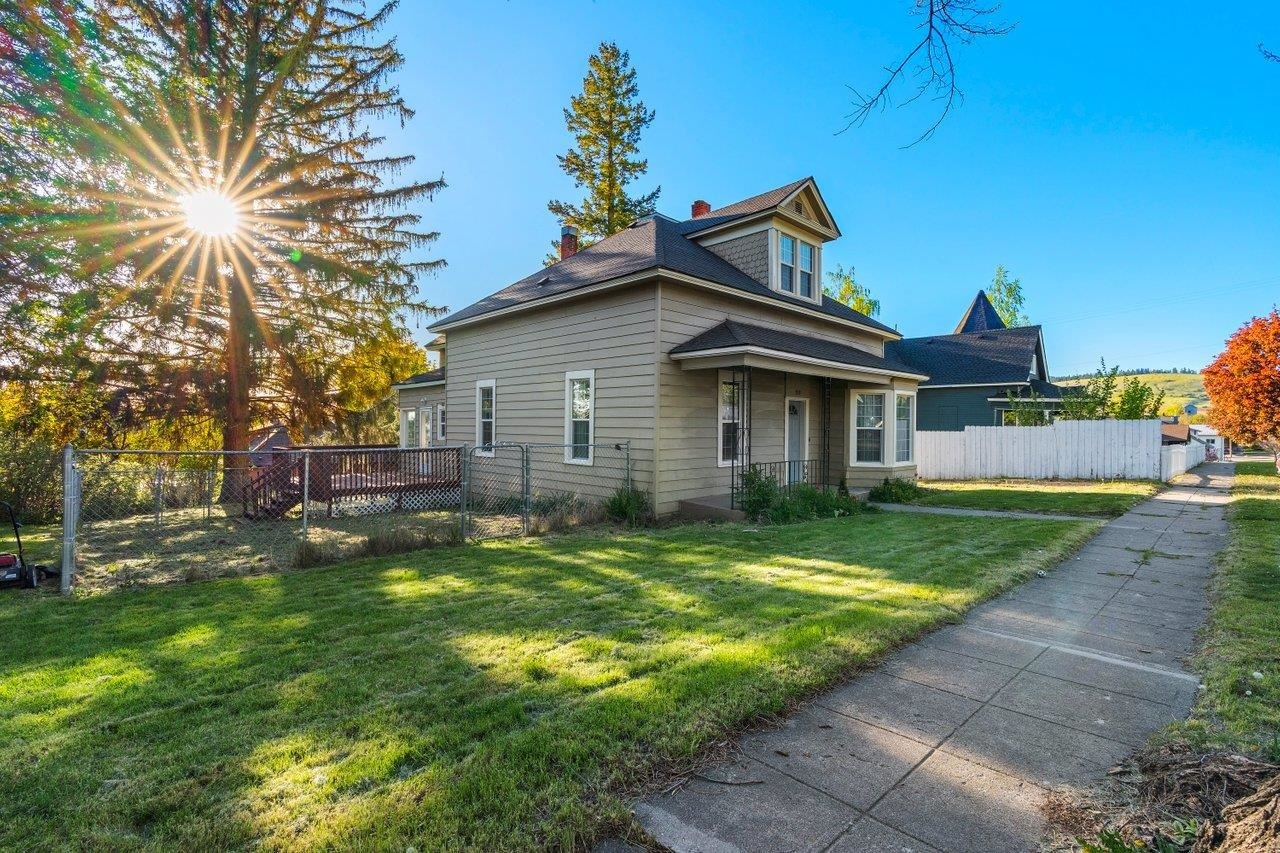 Property Photo: 217 S Broadway St WA 99033