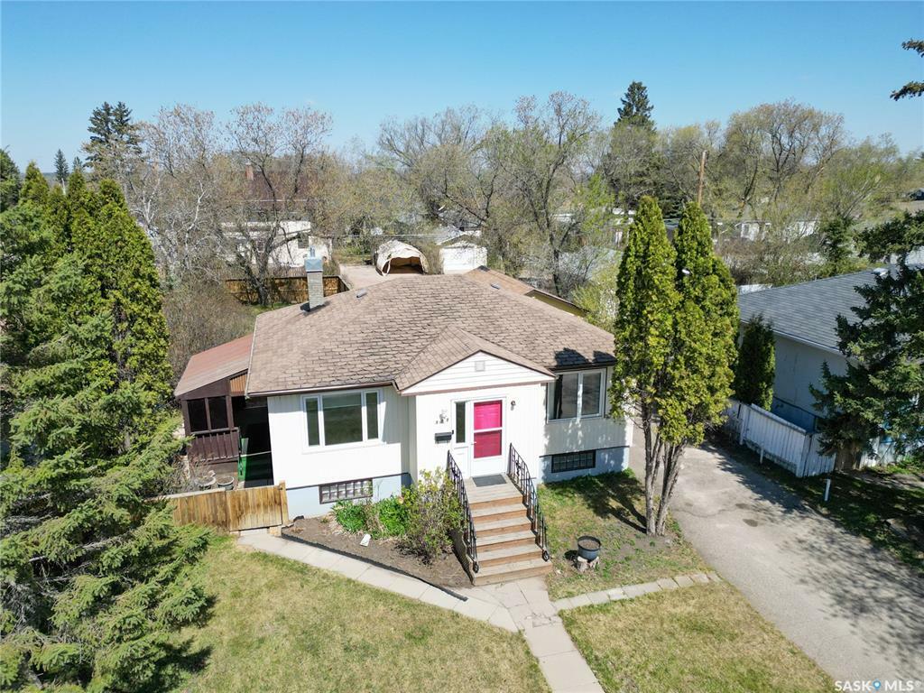 Property Photo: 372 22nd Street W SK S6V 4K4