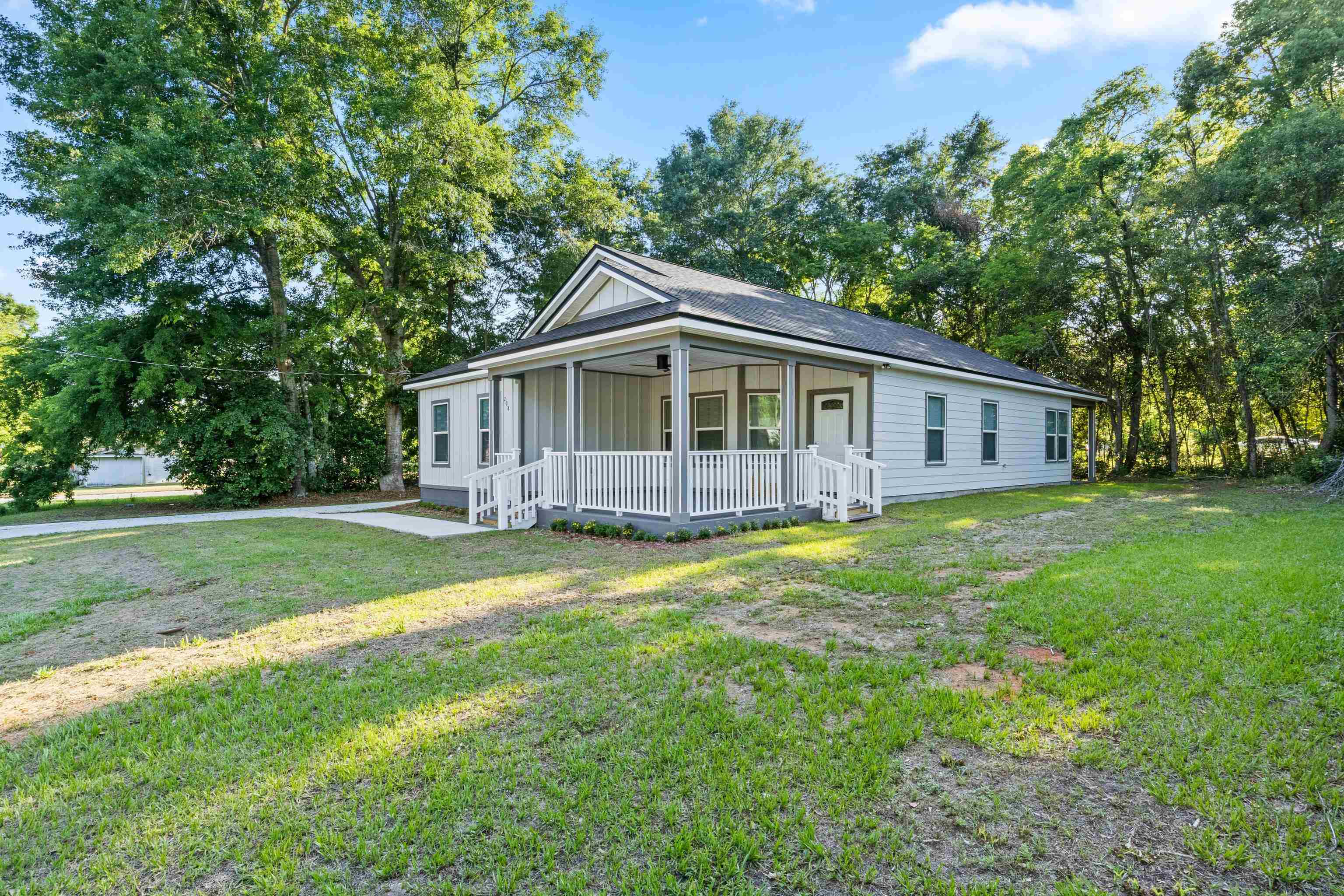 Property Photo: 208 N Lowe Street FL 32351
