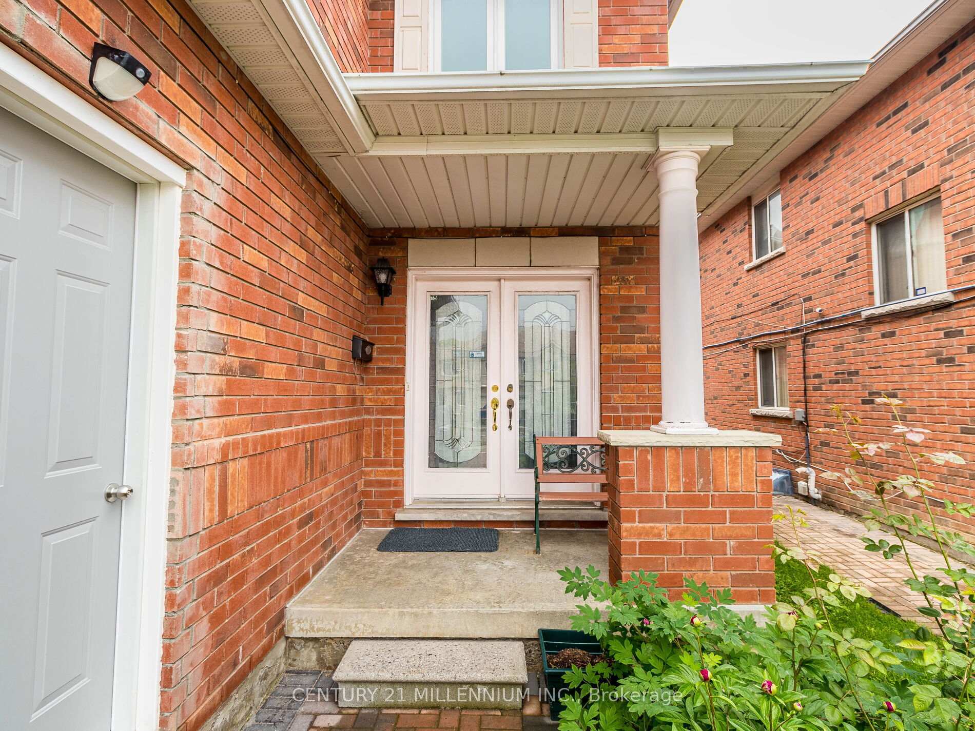 Property Photo: 33 Wycombe Road ON M3M 2W6