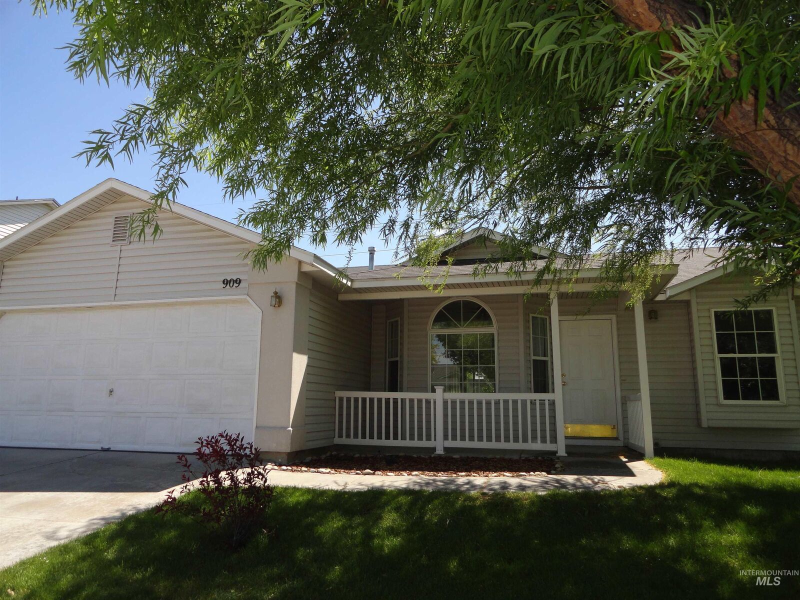 Property Photo: 909 W Oakmont Av ID 83686