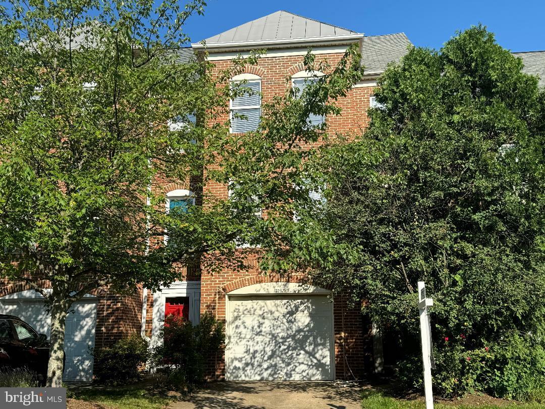Property Photo: 12097 Edgemere Circle VA 20190