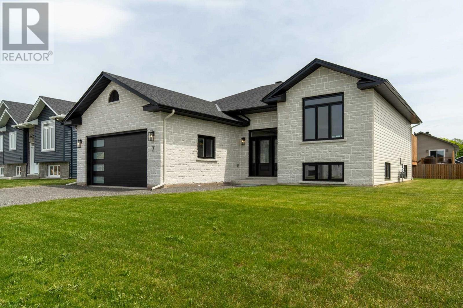 Property Photo: 7 Noah Dr ON P6C 6E6