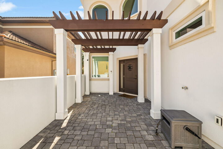 Property Photo: 4694 Amhurst Circle FL 32541