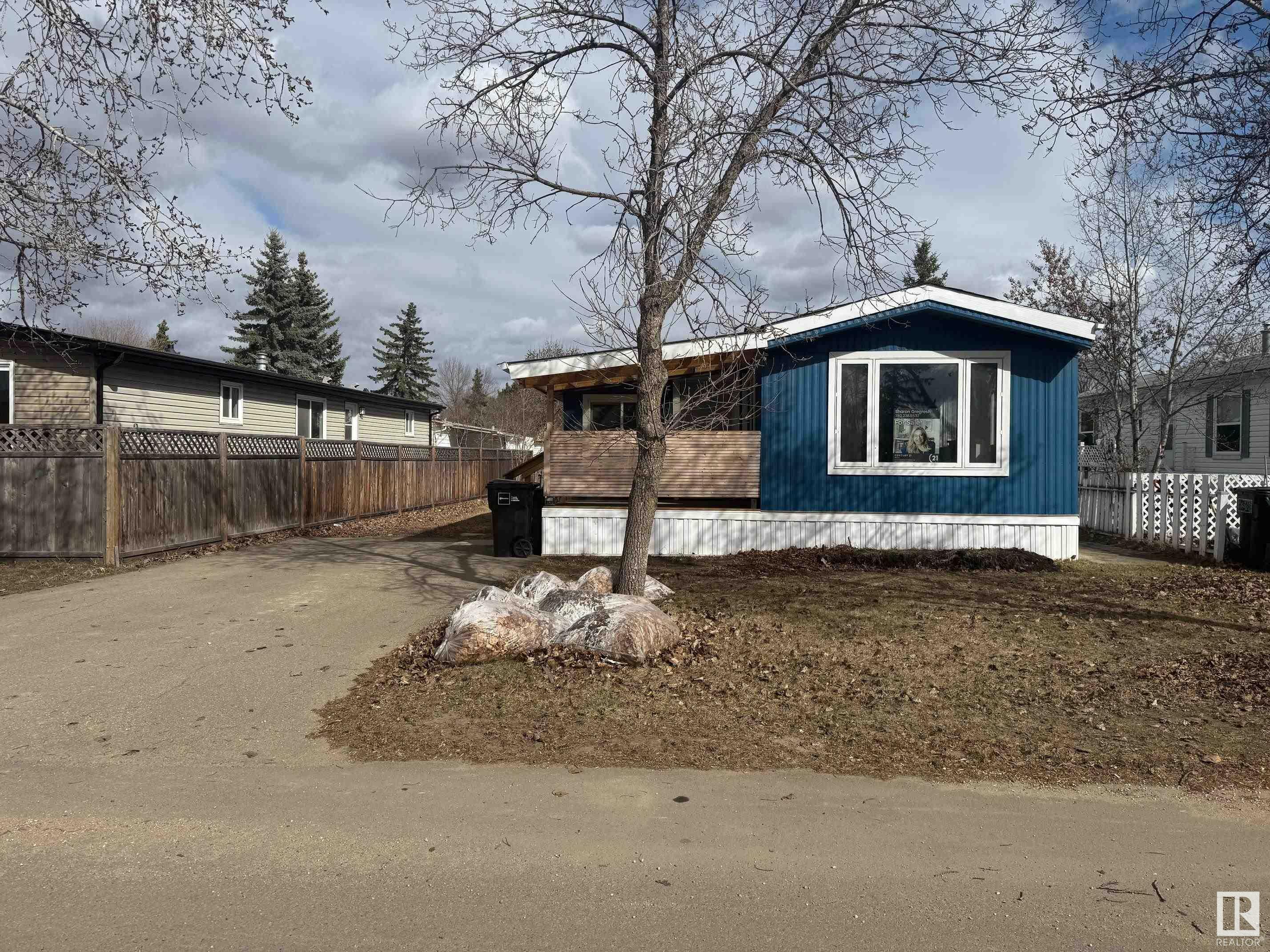 Photo de la propriété: 68 The Parkway NW AB T6P 1G2