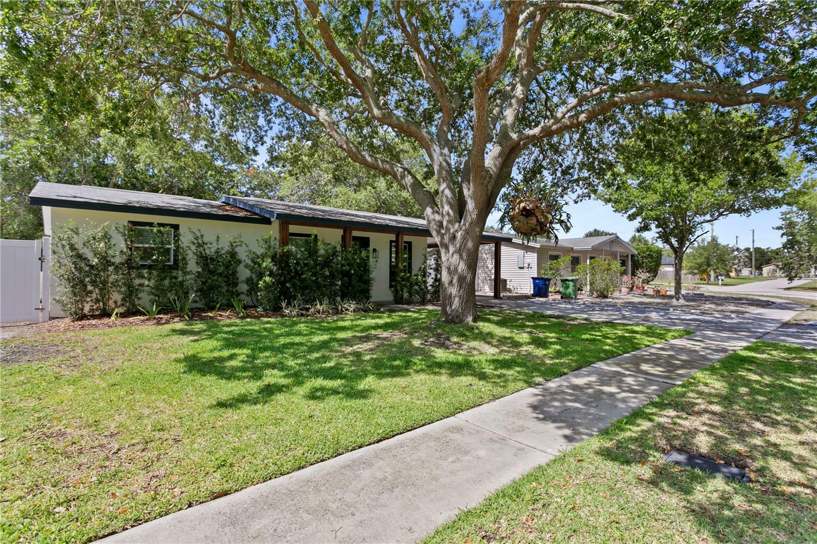 Property Photo: 2912 W Winthrop Road FL 33611