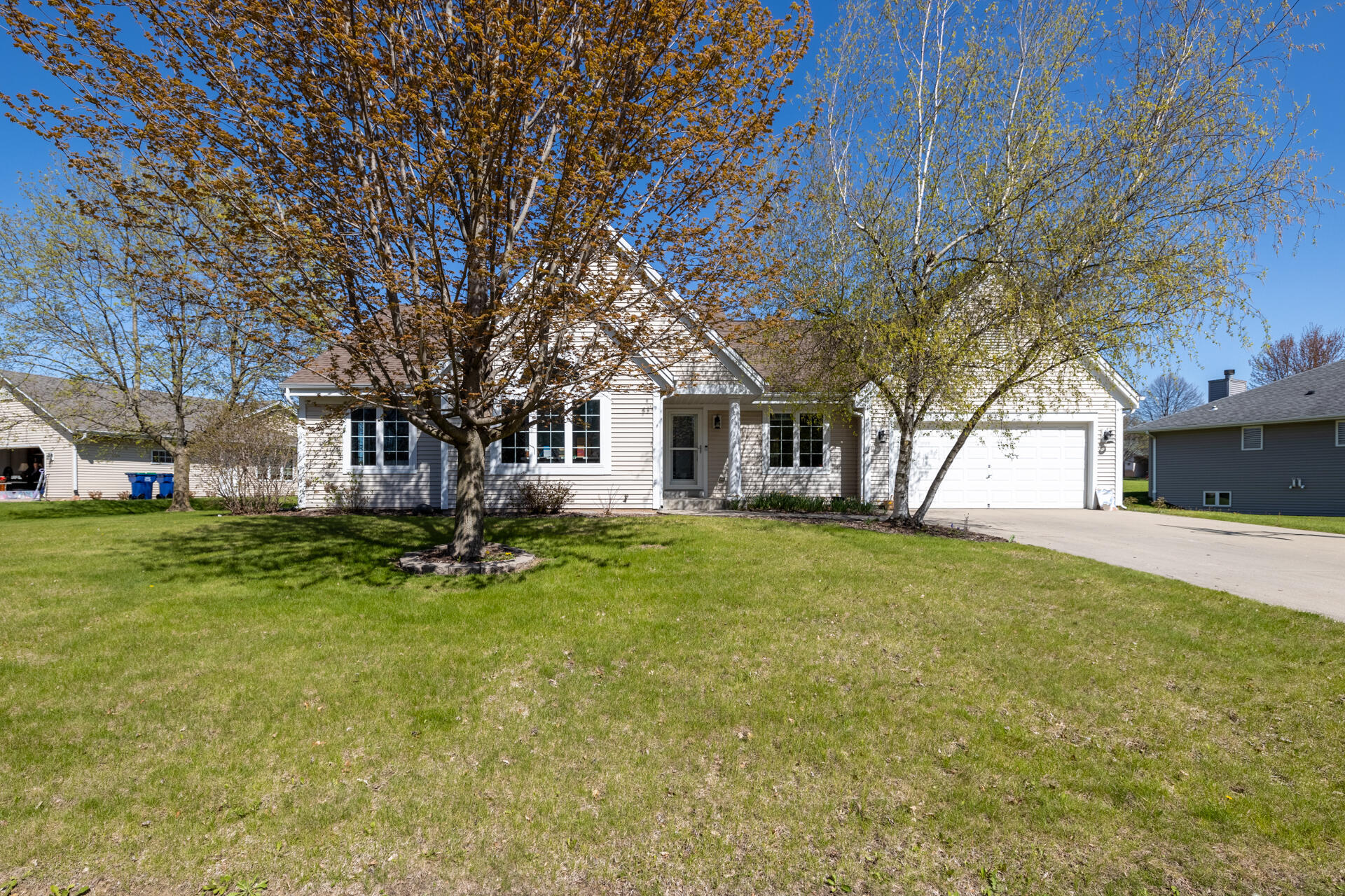 Property Photo: 516 Sara'S Ct WI 53086