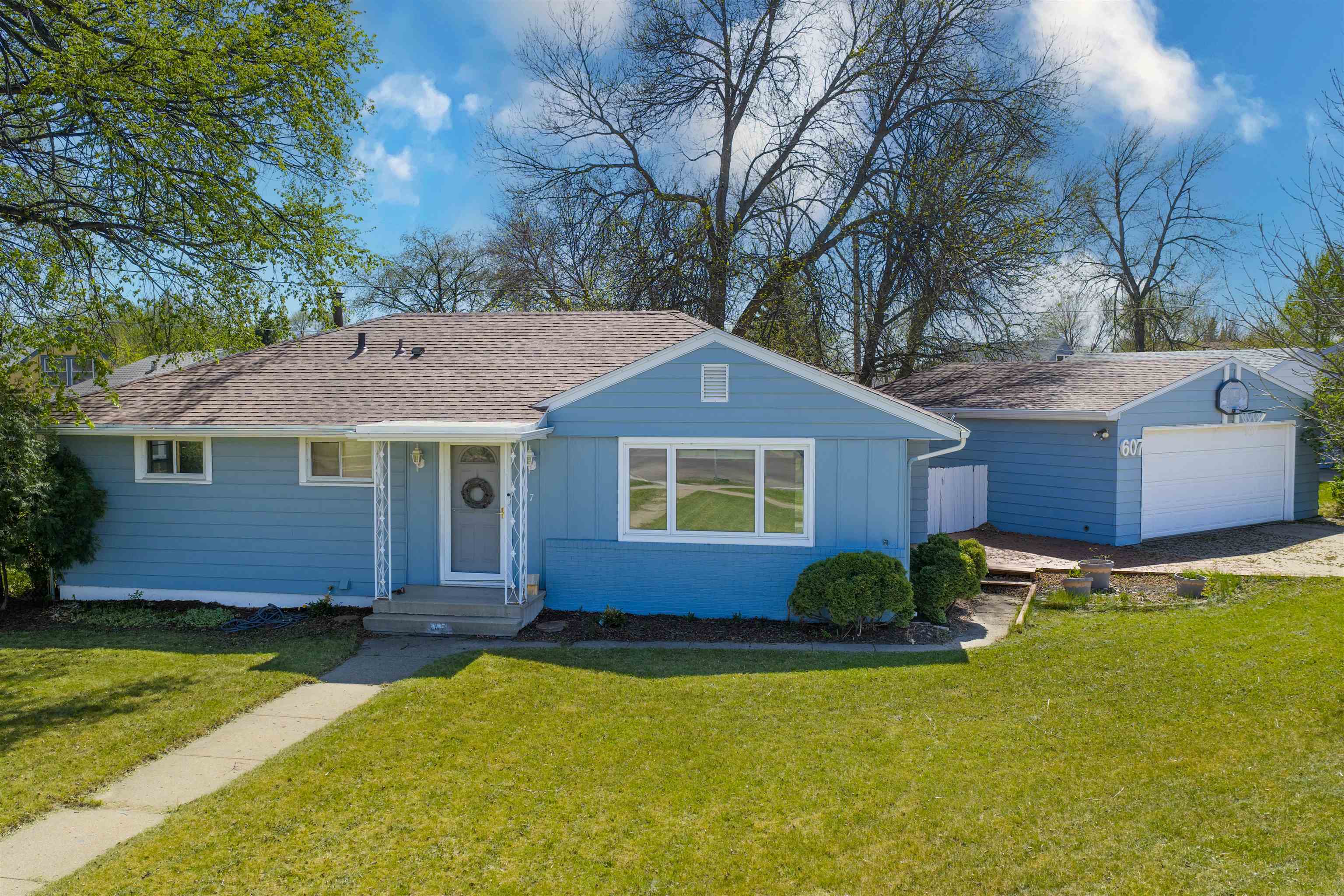Property Photo: 607 16th Ave SW ND 58701
