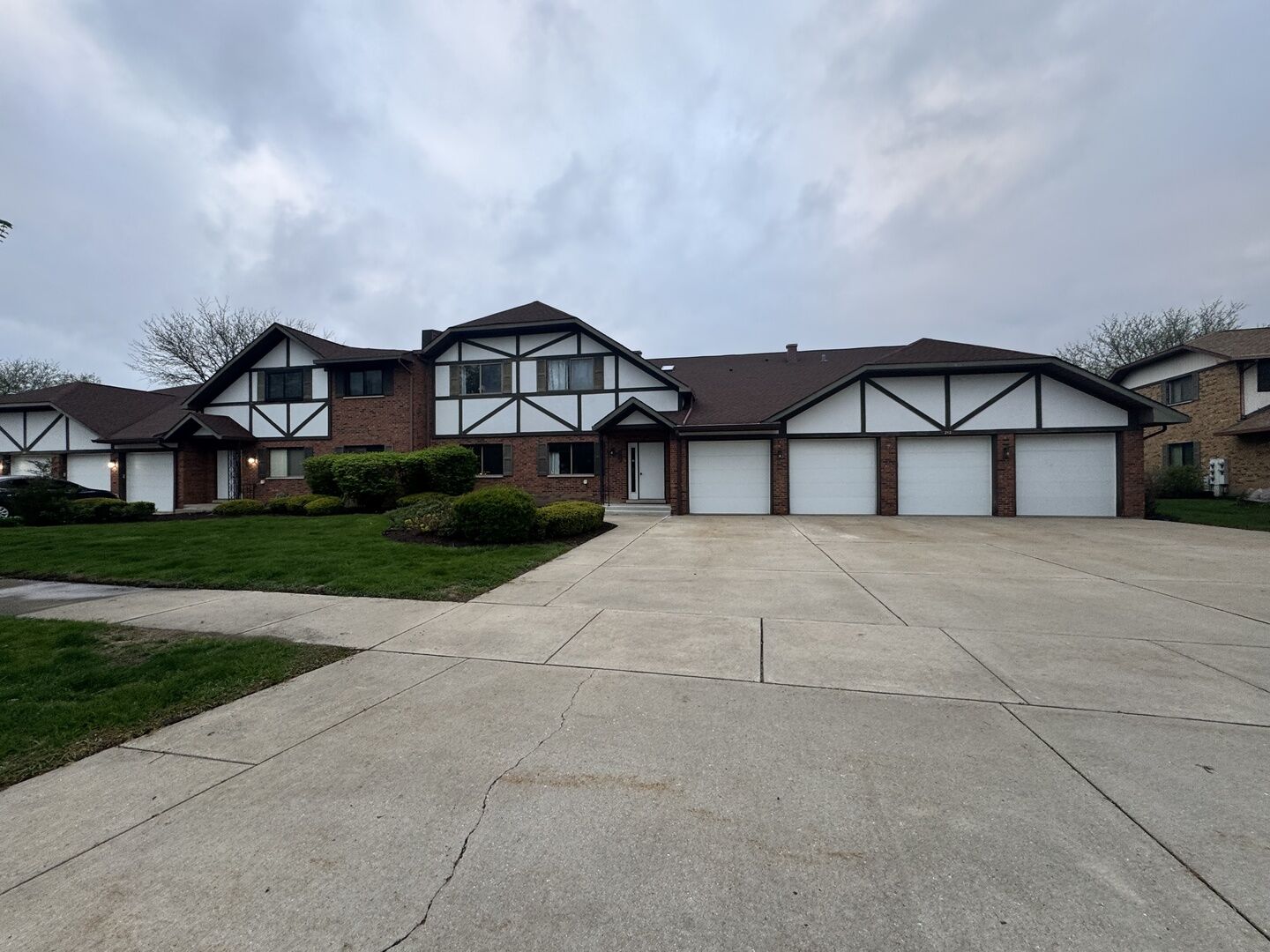 Property Photo: 213 Walters Lane 2A IL 60143