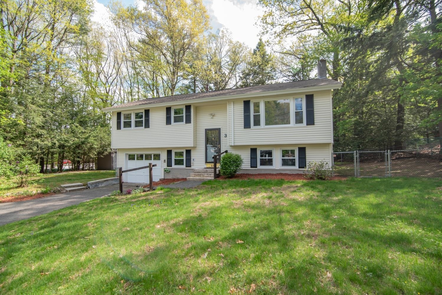 Property Photo: 3 Roundtree Drive NH 03054