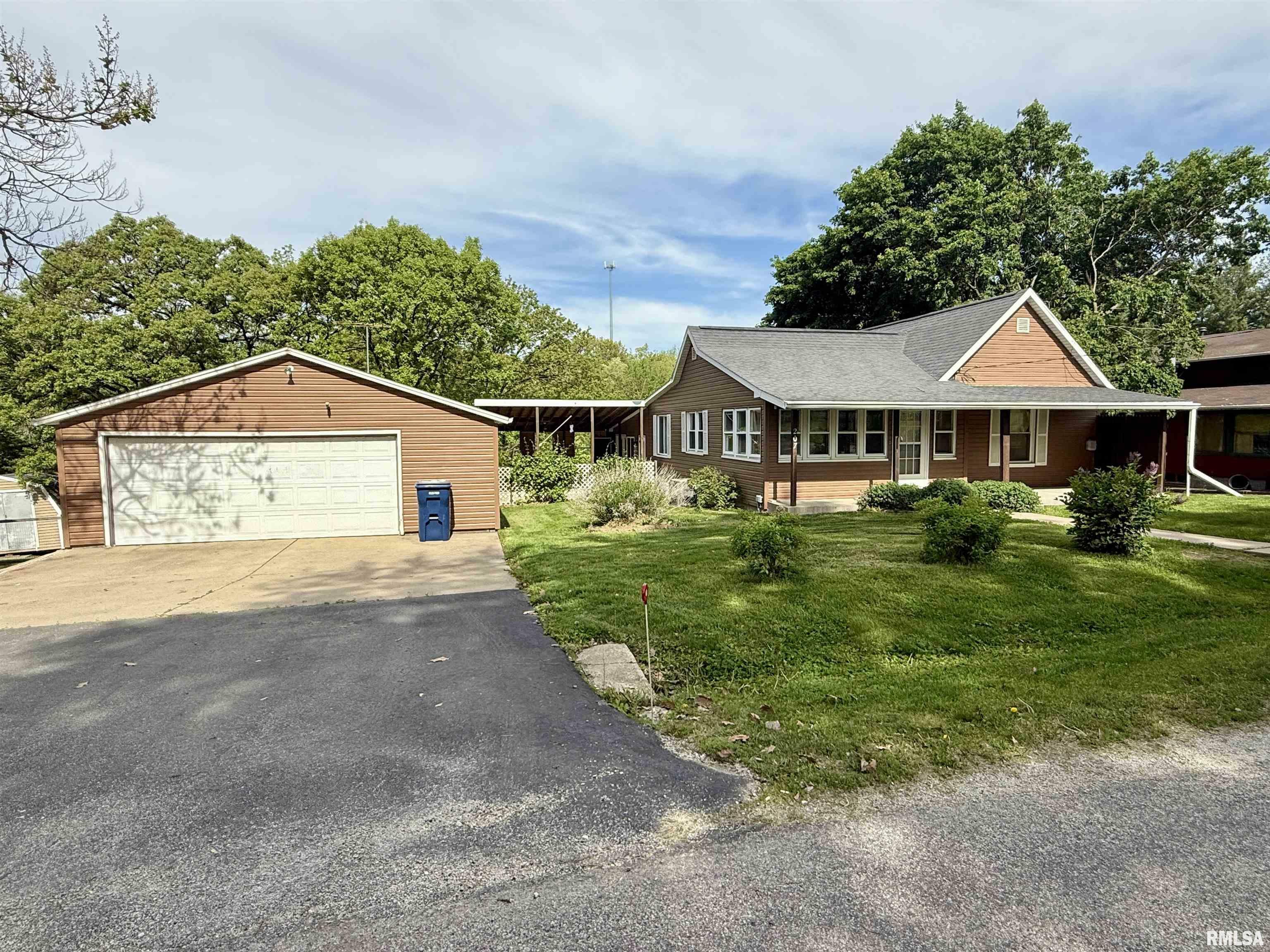 Property Photo:  207 Bailey Avenue  IL 61430 