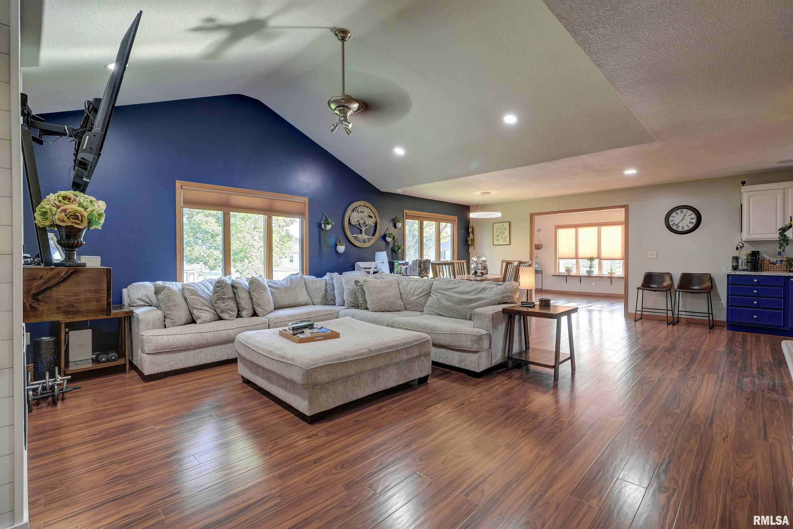 Property Photo: 1613 Milnes Drive IL 61252