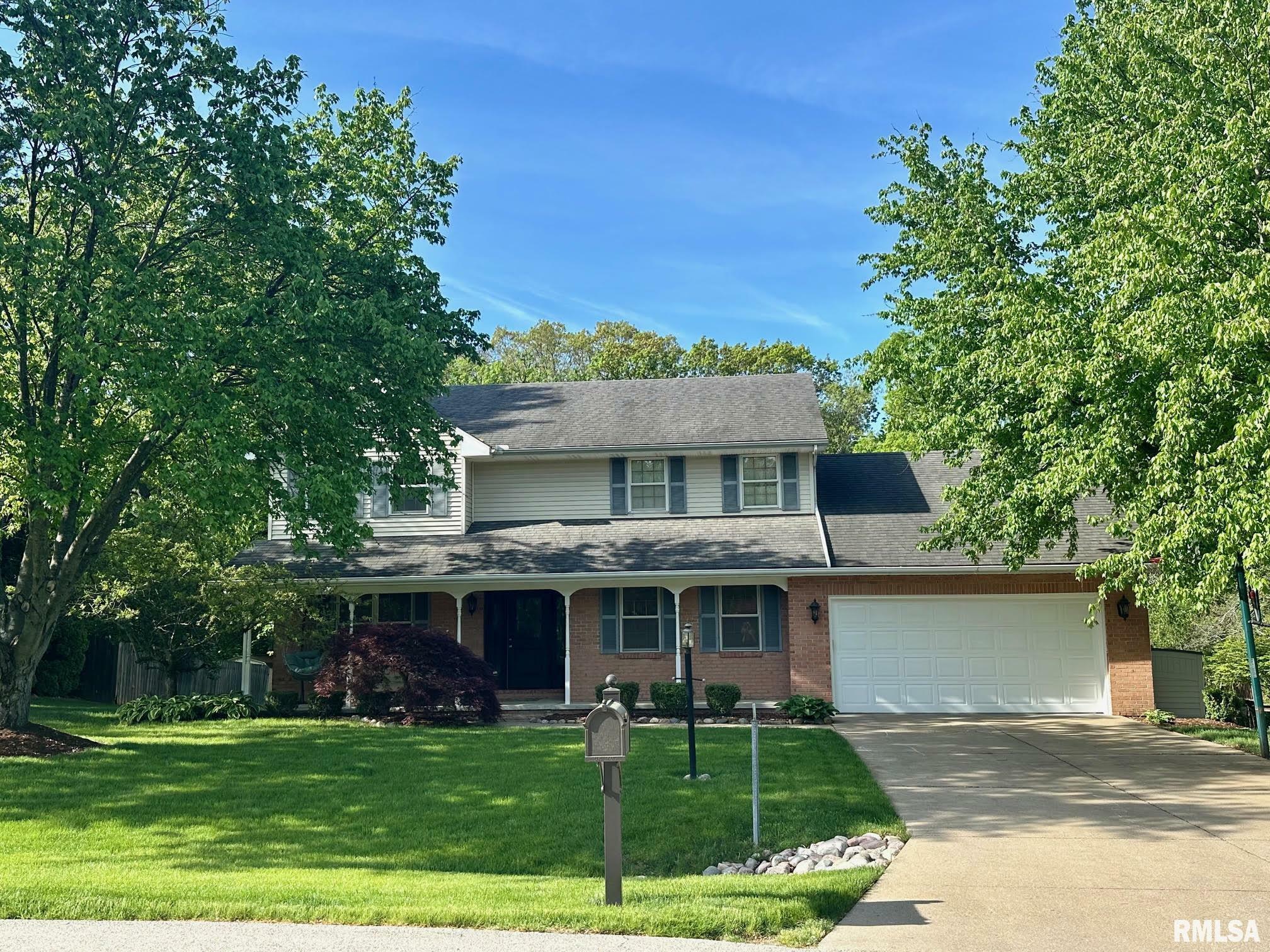 Property Photo: 303 E White Oak Court IL 61611