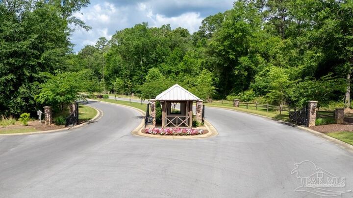 Property Photo: 3076 Mountain Laurel Tr FL 32533