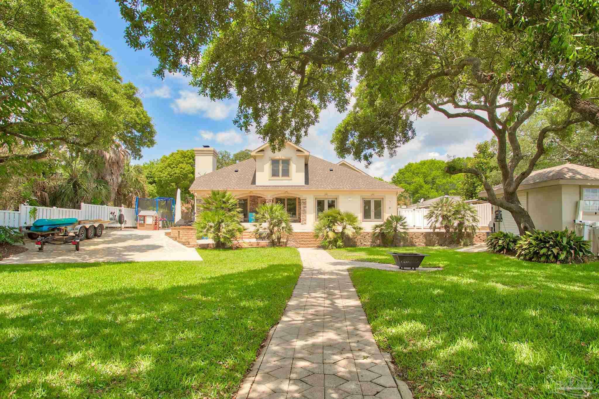 Property Photo: 311 Edgewater Dr FL 32507
