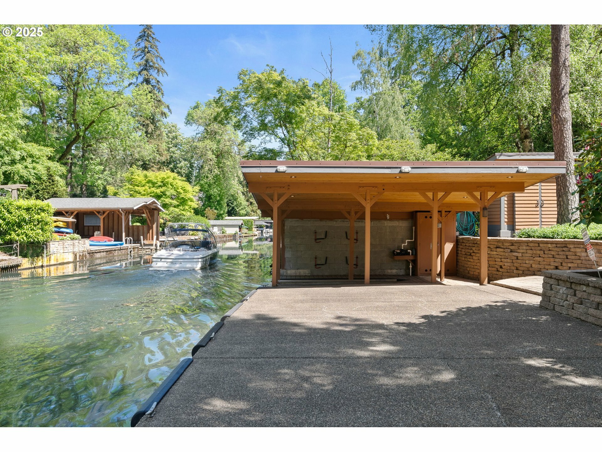 Property Photo: 17595 Kelok Rd OR 97034