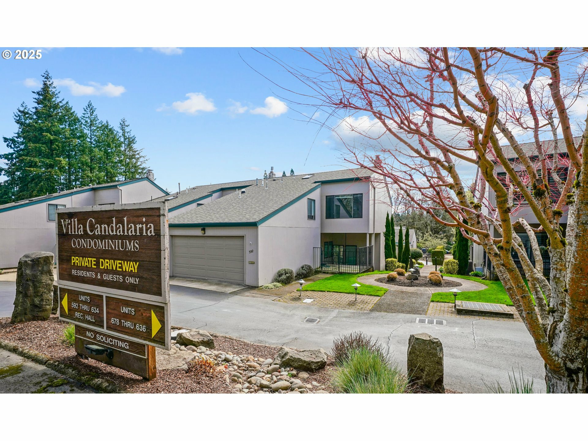 Property Photo: 592 Salem Heights Ave OR 97302