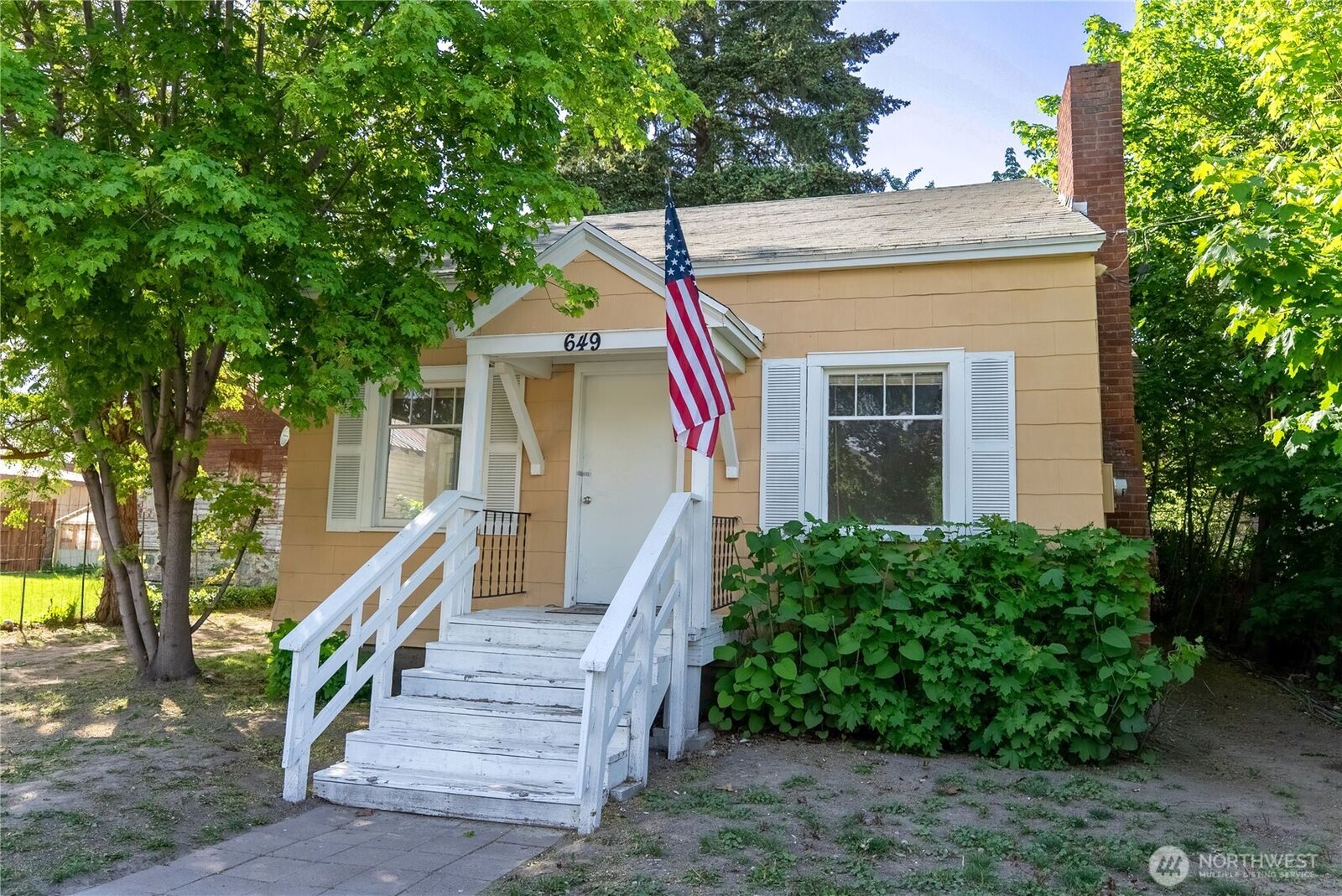 Property Photo: 649 2nd Avenue N WA 98840