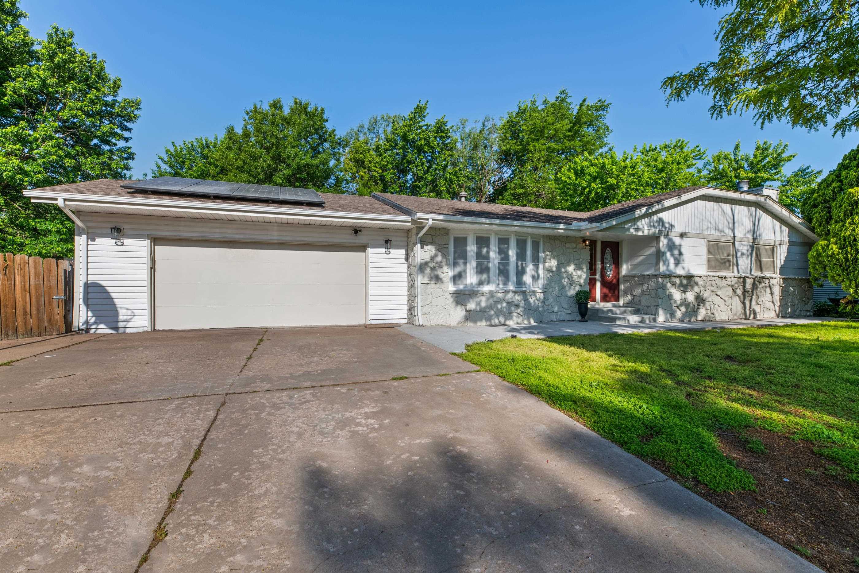Property Photo: 1505 N Mesa KS 67212
