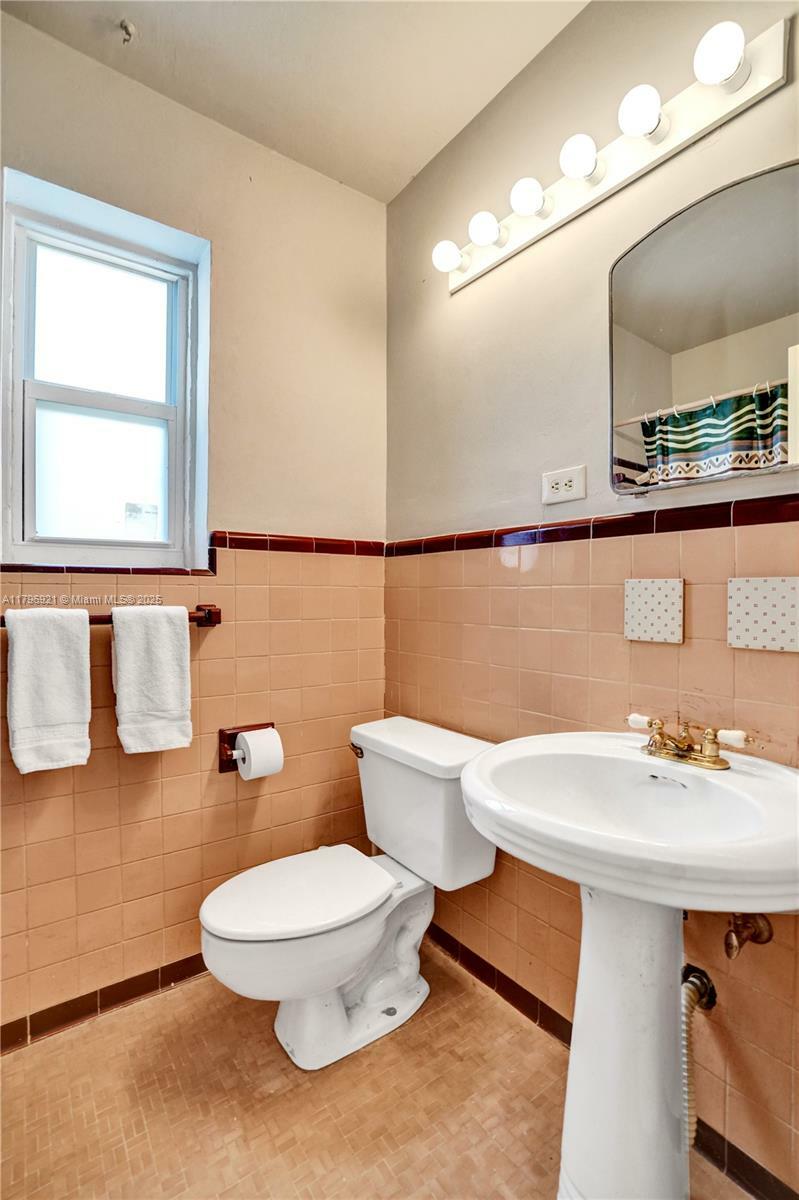 Property Photo: 326 S 14th FL 33020