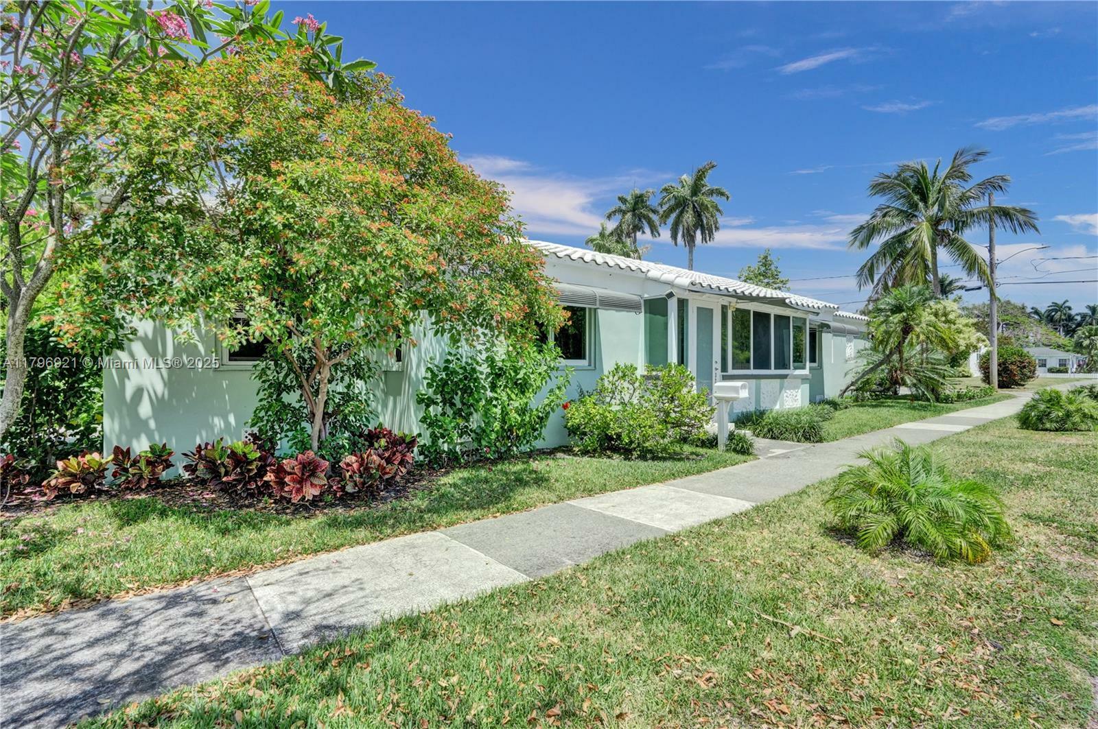 Property Photo: 326 S 14th Ave FL 33020