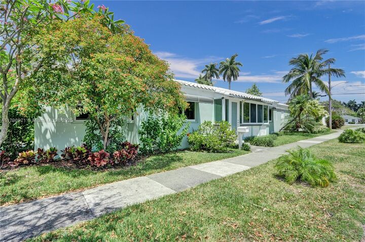Property Photo: 326 S 14th Ave FL 33020