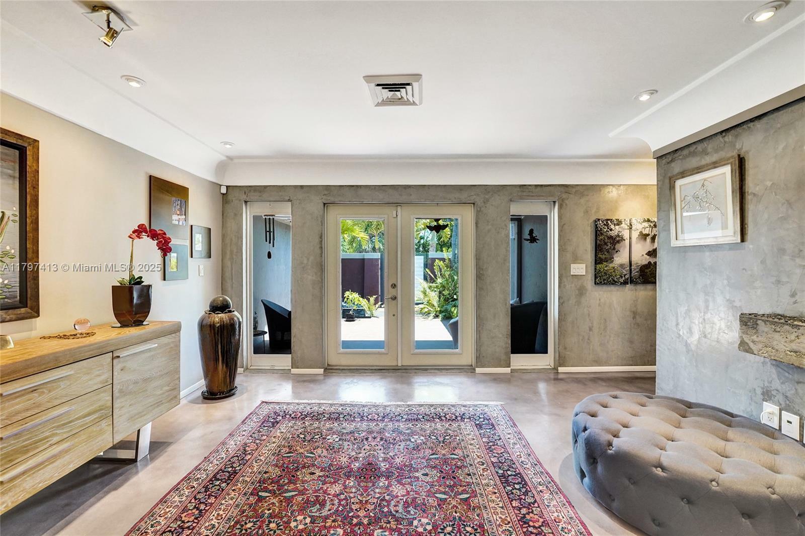 Property Photo: 2213 NE 17th Ave FL 33305