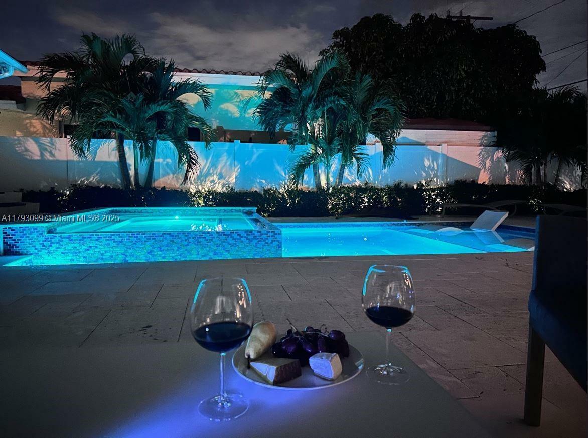 Property Photo: 1535 Hollywood Blvd FL 33020