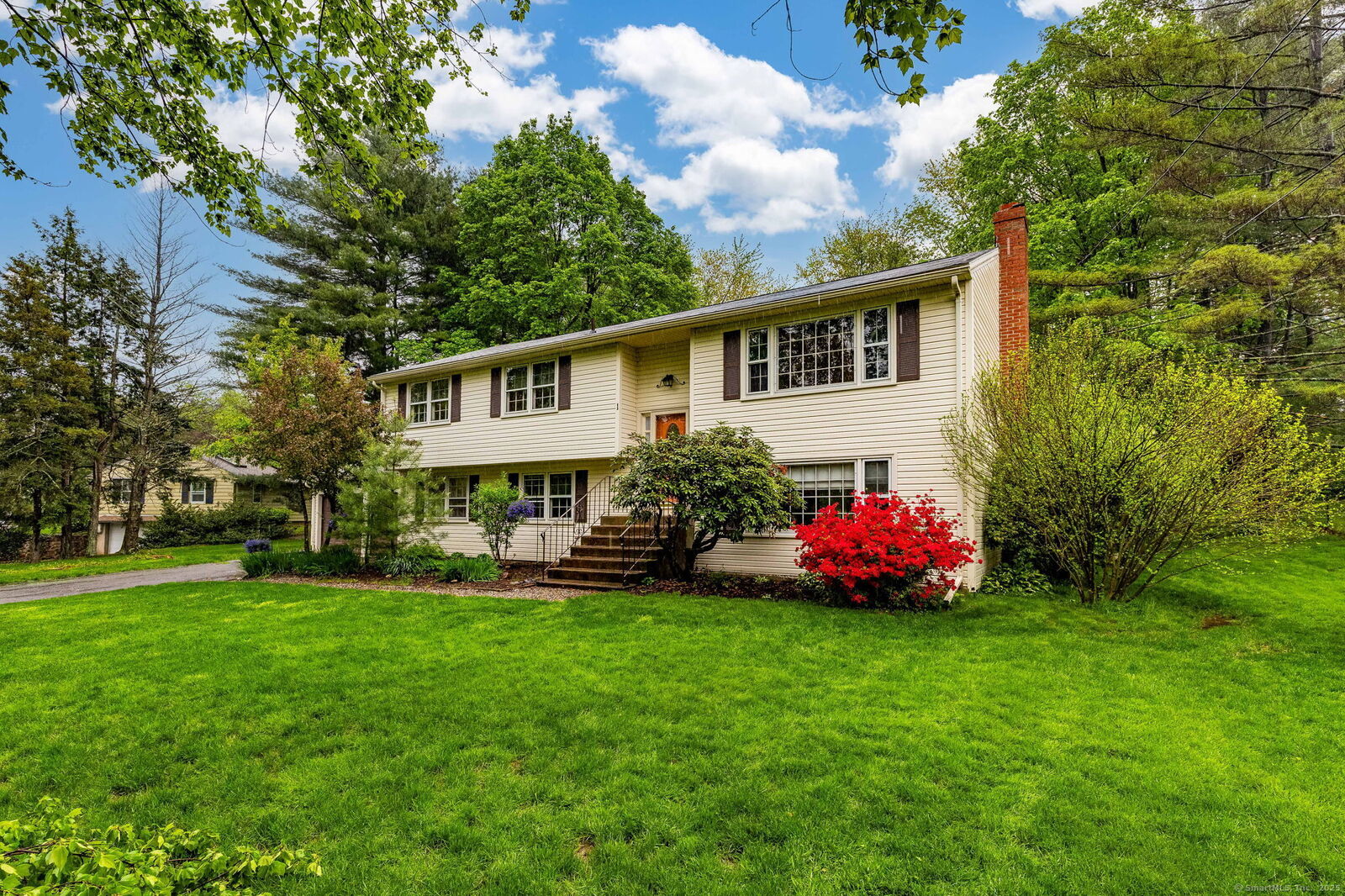 Property Photo:  1 Meadowview Lane  CT 06002 