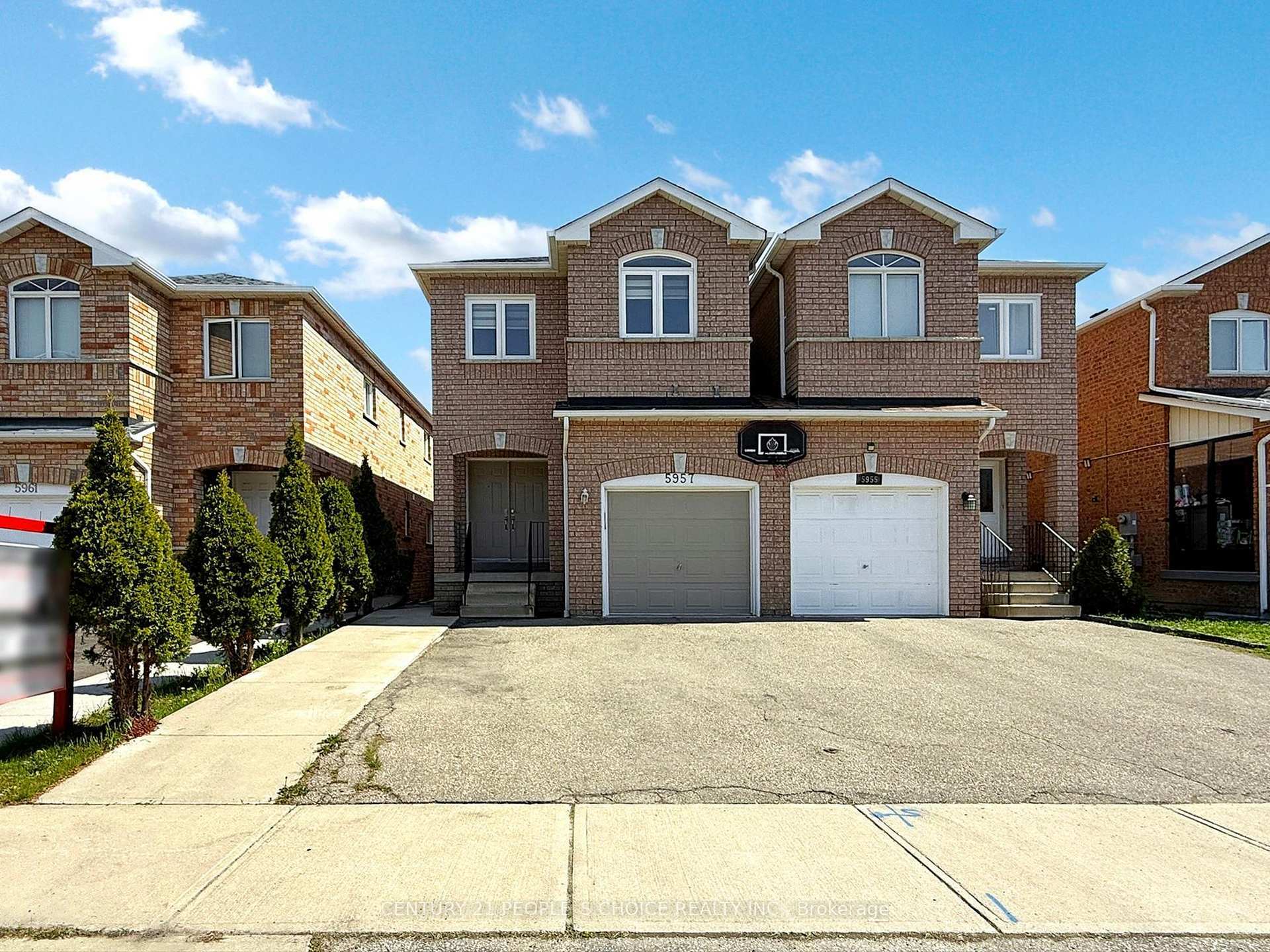5957 Candlebrook Court  Mississauga ON L5V 2V5 photo