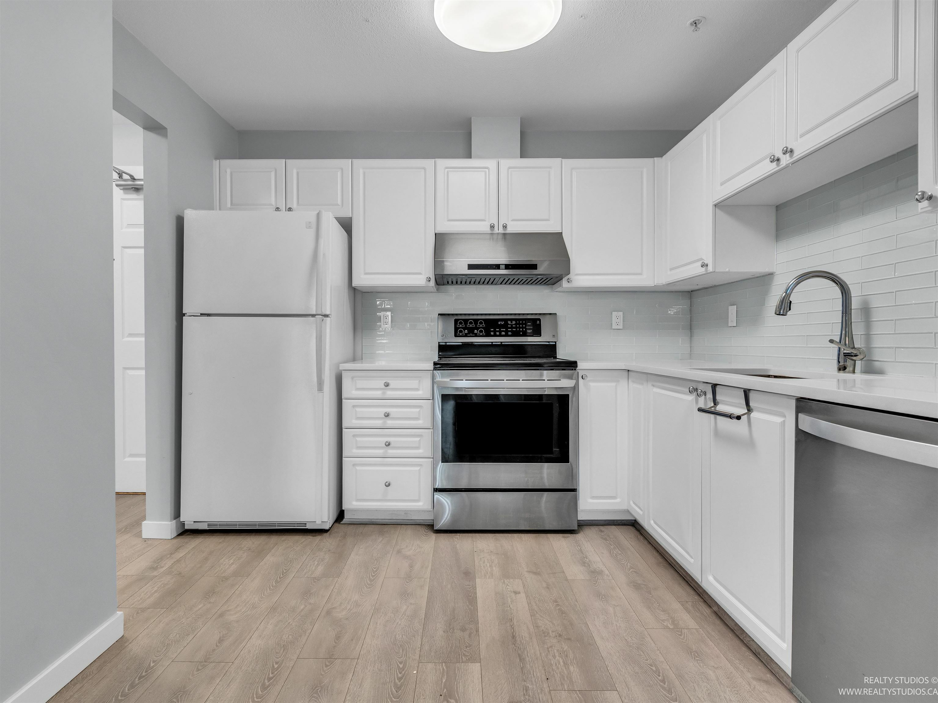 Property Photo: 519 Twelfth Street 105 BC V3M 6V9