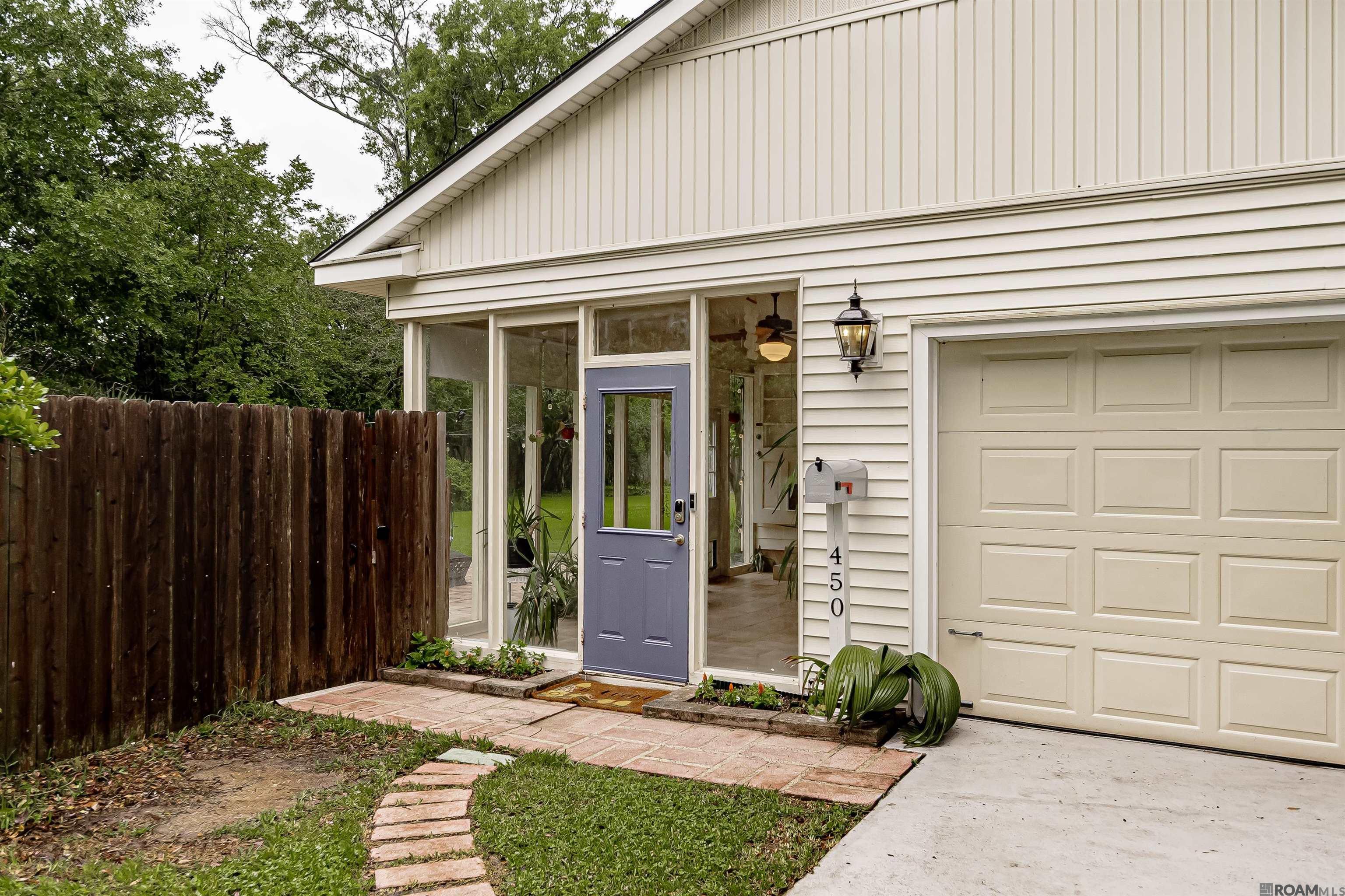 Property Photo: 450 E Riveroaks Dr LA 70815